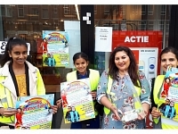 Foto bij artikel Op pad met posters voor het Zomerfeest...